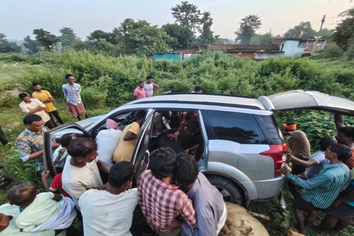 SUV loaded with three cattle meets with an accident in Gola.