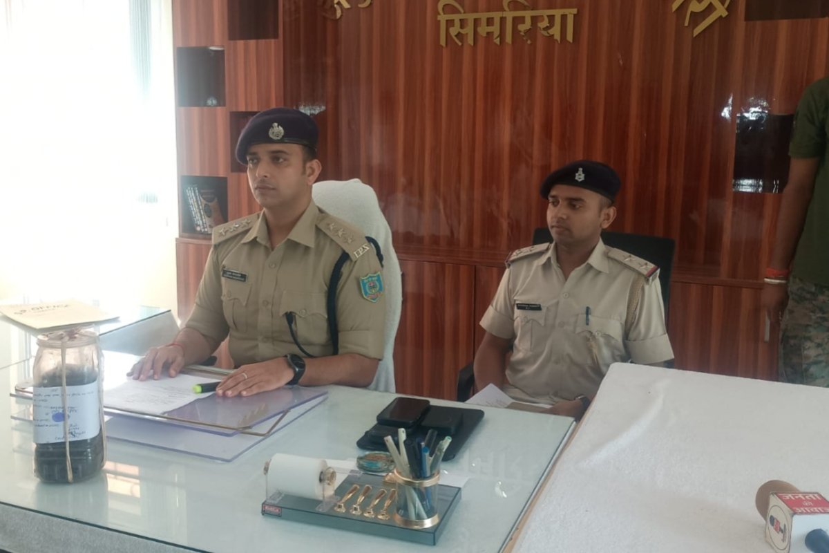 Female smuggler arrested with 1.485 kg of opium; opium worth ₹7.50 lakh seized.