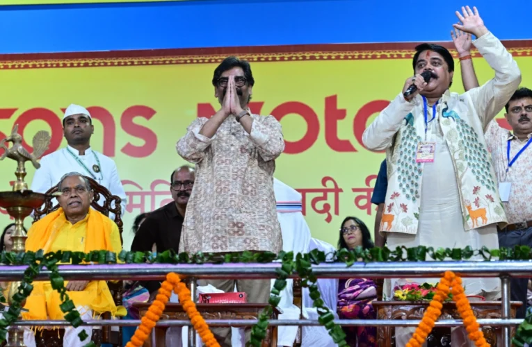 CM Hemant Soren attended the Shri Krishna Janmotsav celebrations in Morhabadi and extended his greetings and best wishes to the people of the state on the occasion of Shri Krishna Janmashtami.
