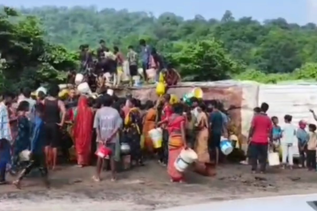 Looting ensued after an oil tanker overturned; ignoring the driver, people rushed to collect the oil, with children, women, and the elderly also looting palm oil.