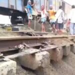 Pakur: Track sinks at New Farakka; several trains running via Pakur cancelled.