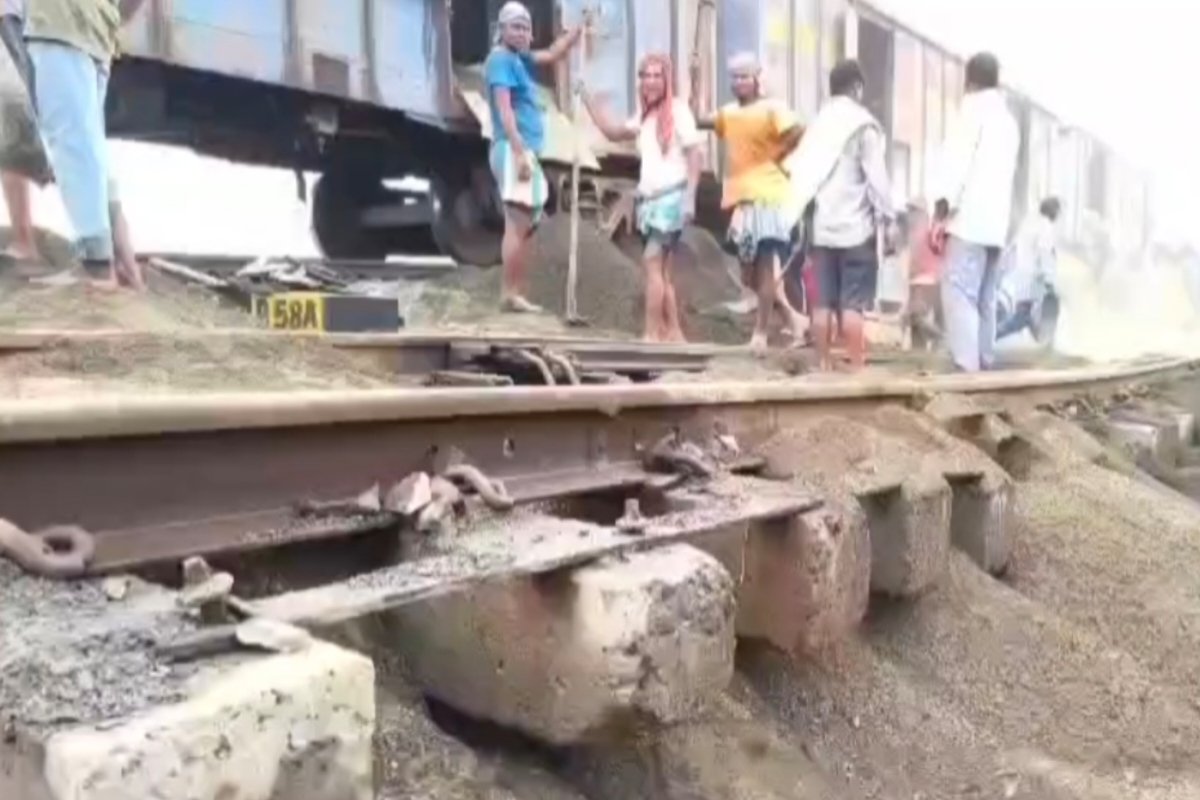 Pakur: Track sinks at New Farakka; several trains running via Pakur cancelled.