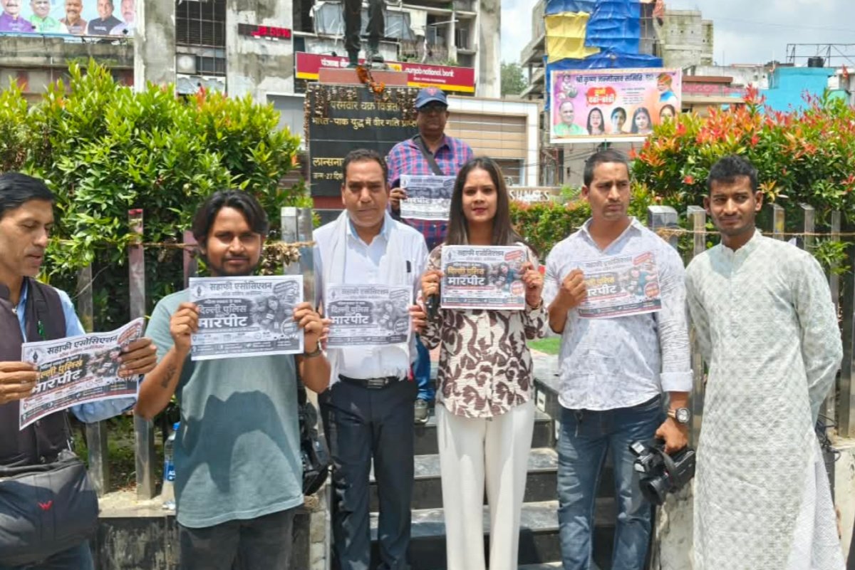 Journalists protest in Ranchi against the assault on a female journalist; demand action against the guilty police personnel.