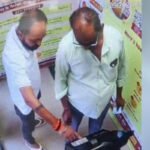 ATM में मदद के बहाने कार्ड बदला, कुछ ही मिनटों में खाते से 45 हजार रुपये निकाले Swapped card under the pretext of helping at the ATM; withdrew ₹45,000 from the account within minutes.