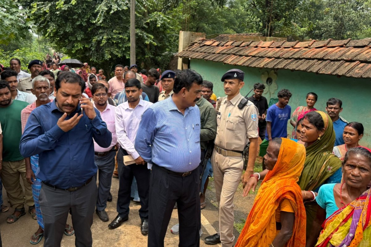 The Chief Electoral Officer arrived in Belpahari and inquired about issues related to the voter list concerning the Paharia tribal community.