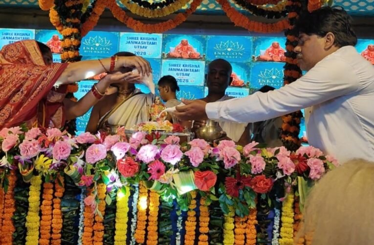 नंद उत्सव में गूंजा हरे कृष्णा-हरे राम, 108 द्रव्यों से हुआ श्रीकृष्ण का अभिषेक