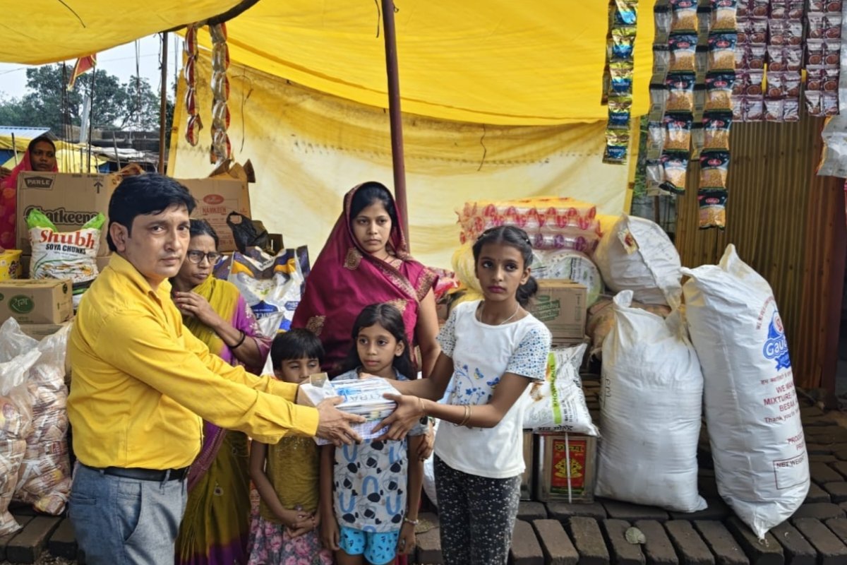 Shop destroyed by fire: Social worker Bharat Prasad rekindles hope and also provides assistance for the education of three daughters.