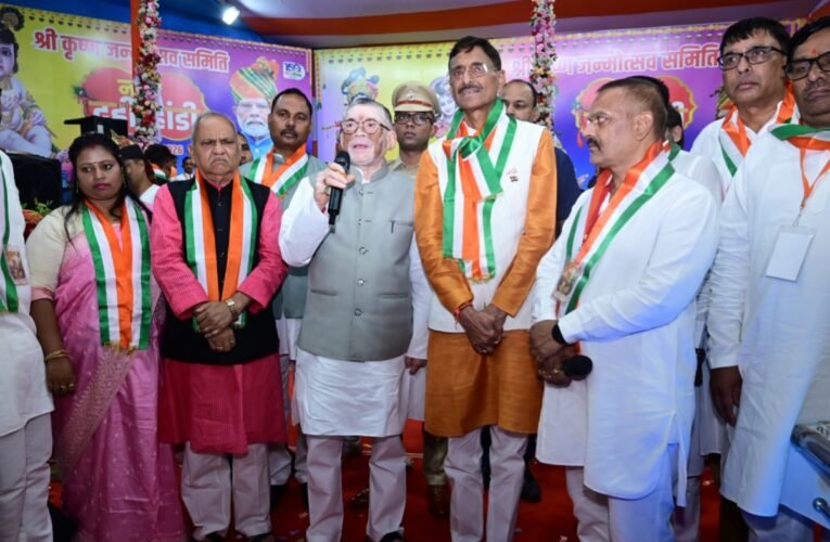 Governor Santosh Kumar Gangwar attended the Shri Krishna Janmotsav celebrations at Albert Ekka Chowk and honored the winning participants.