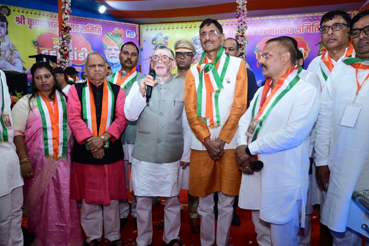 Governor Santosh Kumar Gangwar attended the Shri Krishna Janmotsav celebrations at Albert Ekka Chowk and honored the winning participants.