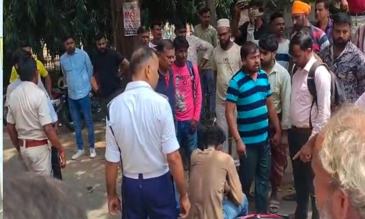 Two youths fell after attempting to suddenly stop their bike in the middle of the road; they clashed with the traffic police.