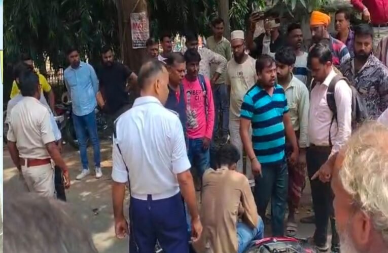 बीच सड़क अचानक बाइक रोकने की कोशिश, गिरे दो युवक; ट्रैफिक पुलिस से भिड़े, वीडियो वायरल
