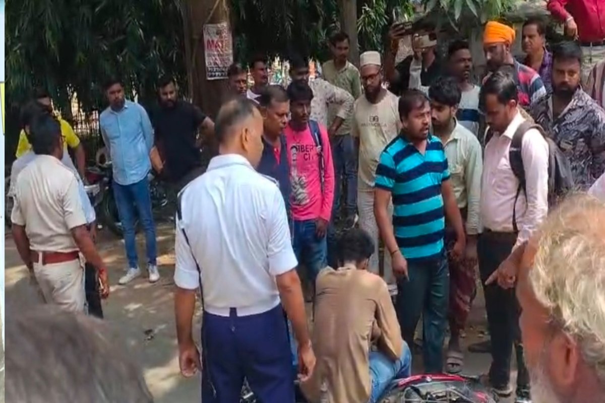 Two youths fell after attempting to suddenly stop their bike in the middle of the road; they clashed with the traffic police.