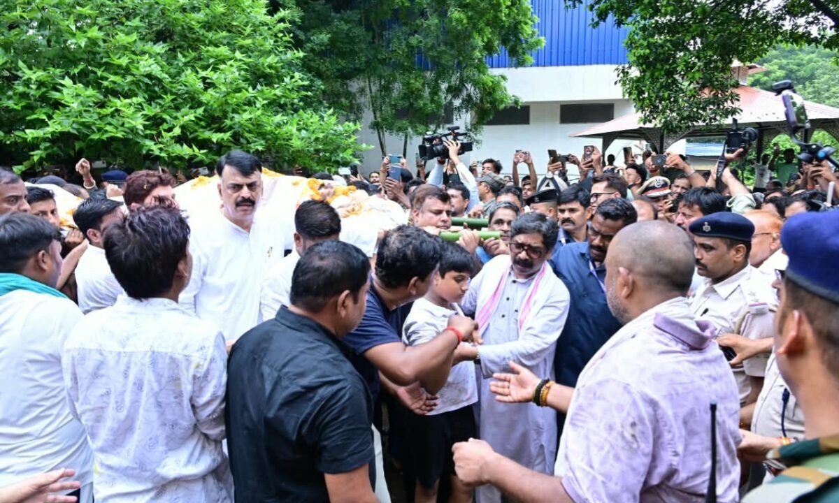 Hemant Soren broke down during the final journey.