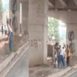 जमशेदपुर : डिमना चौक पर ट्रक चालकों का हंगामा, यातायात पुलिसकर्मियों से मारपीट Jamshedpur: Traffic police personnel assaulted at Dimna Chowk.