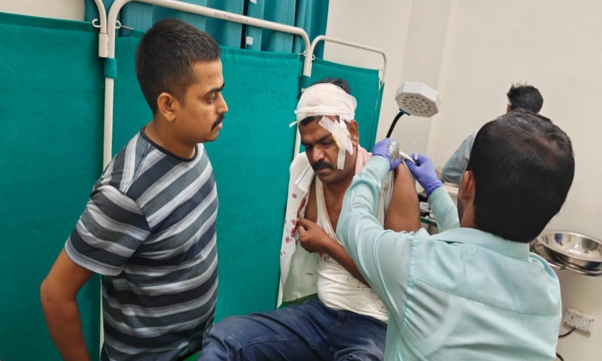 Chatra: Lovers' dispute in Tandwa; police pelted with stones.