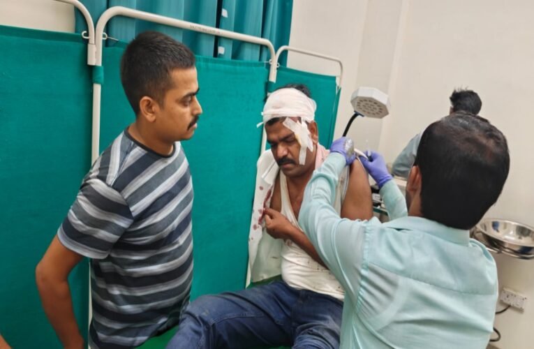 Chatra: Lovers' dispute in Tandwa; police pelted with stones.