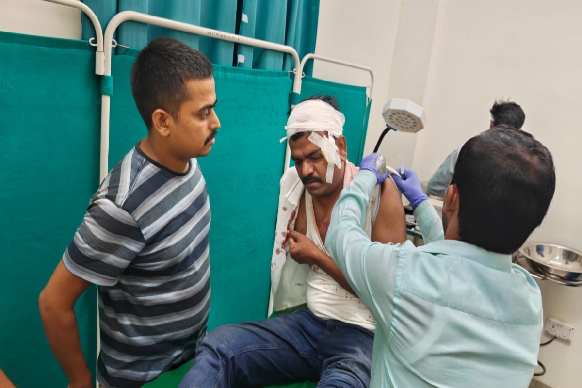 Chatra: Lovers' dispute in Tandwa; police pelted with stones.