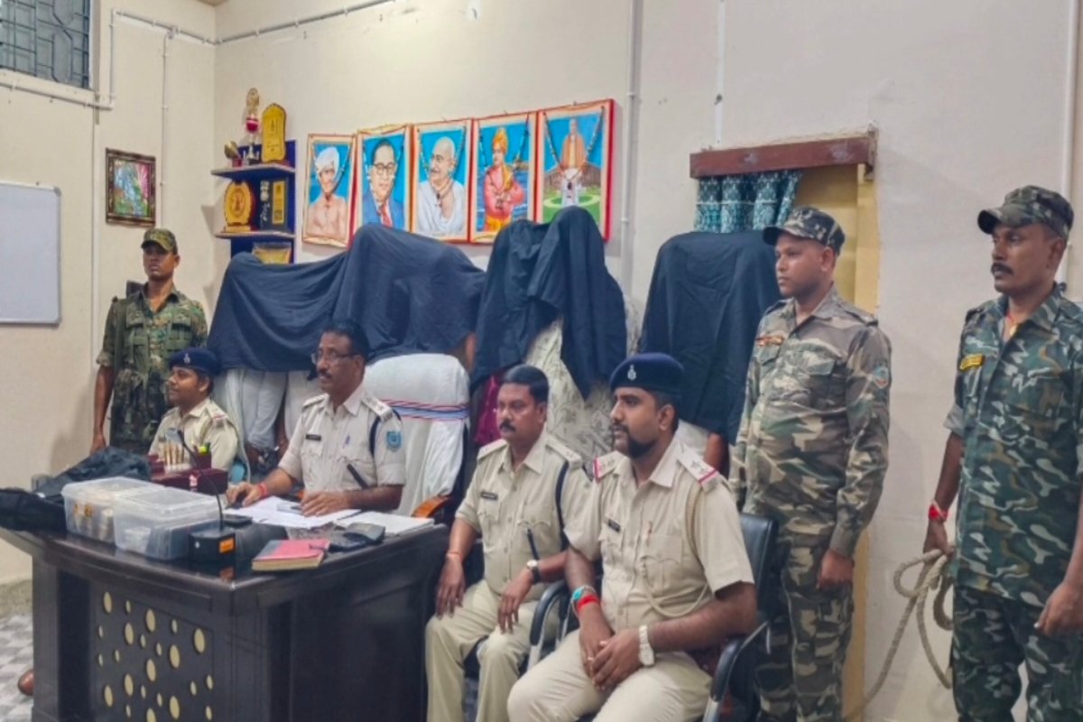 8 gamblers from three states arrested for gambling in Garhwa.