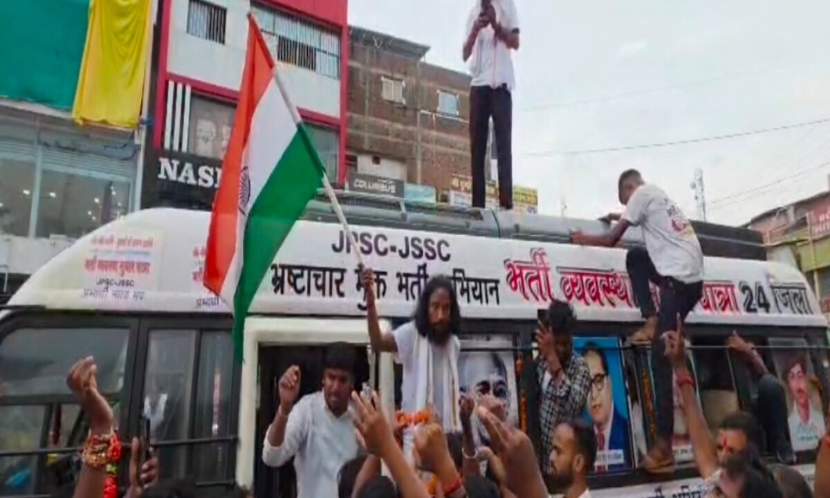 Devendra Nath Mahto reached Garhwa on the final leg of his tour regarding the examination reform system.