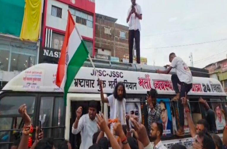 Devendra Nath Mahto reached Garhwa on the final leg of his tour regarding the examination reform system.