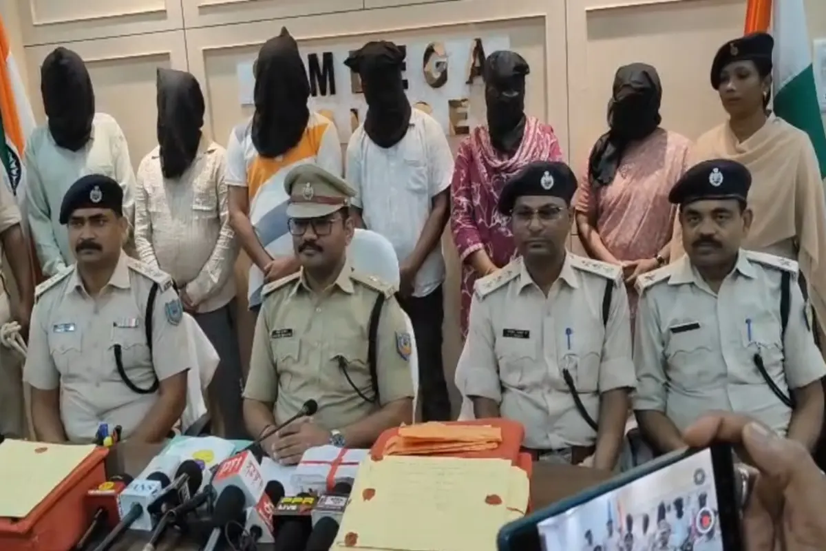900 people swindled out of ₹6 crore on the pretext of jobs; six arrested, including the ringleader.