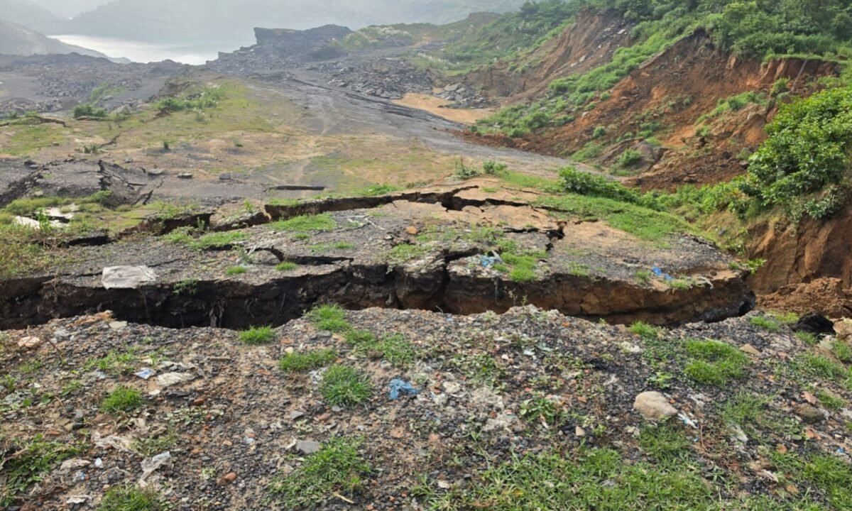 Dhanbad: Mine roof collapsed during illegal coal mining in Baghmara.
