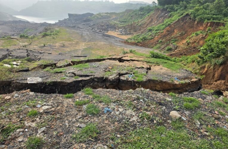 Dhanbad: Mine roof collapsed during illegal coal mining in Baghmara.