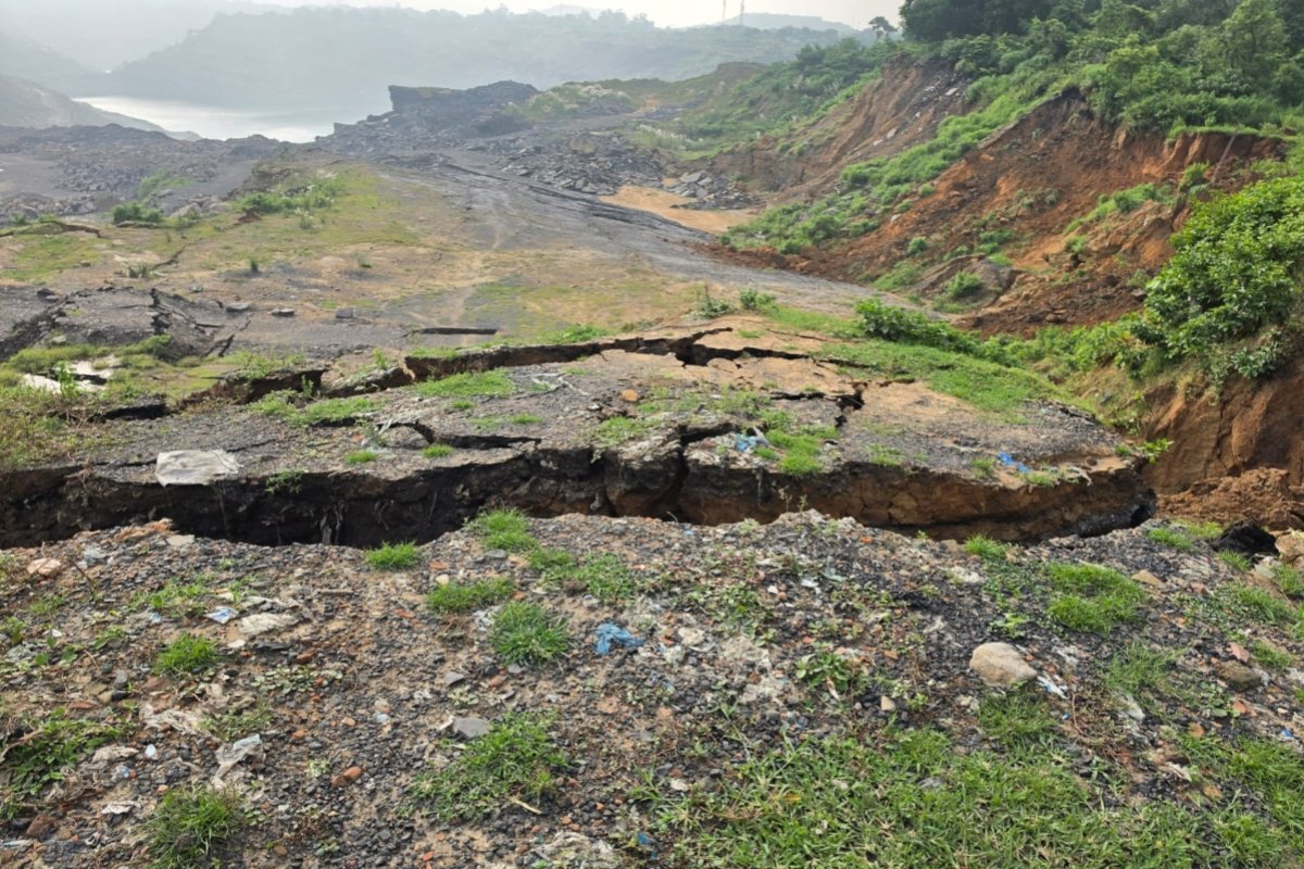 Dhanbad: Mine roof collapsed during illegal coal mining in Baghmara.