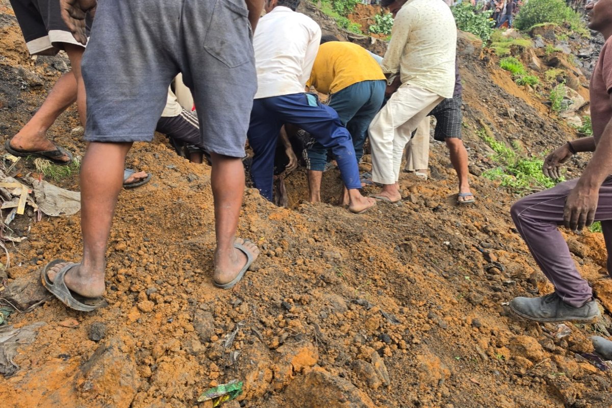 Dhanbad: Mine roof collapsed during illegal coal mining in Baghmara.