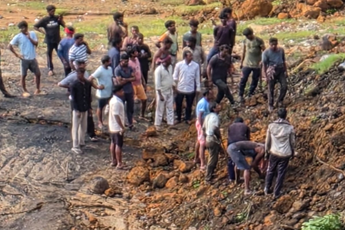 Dhanbad: Mine roof collapsed during illegal coal mining in Baghmara.
