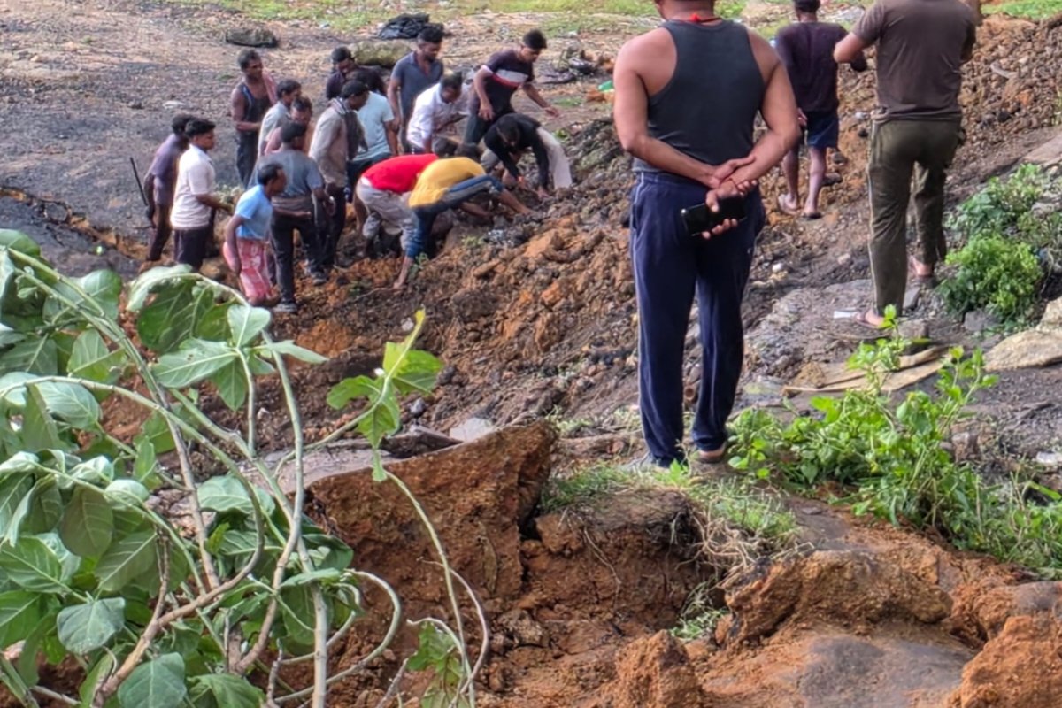 Dhanbad: Mine roof collapsed during illegal coal mining in Baghmara.