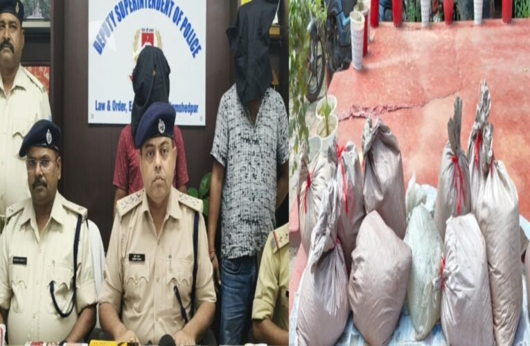 जमशेदपुर : बागबेड़ा में 330 लीटर अवैध देशी शराब बरामद, बोलेरो समेत दो गिरफ्तार