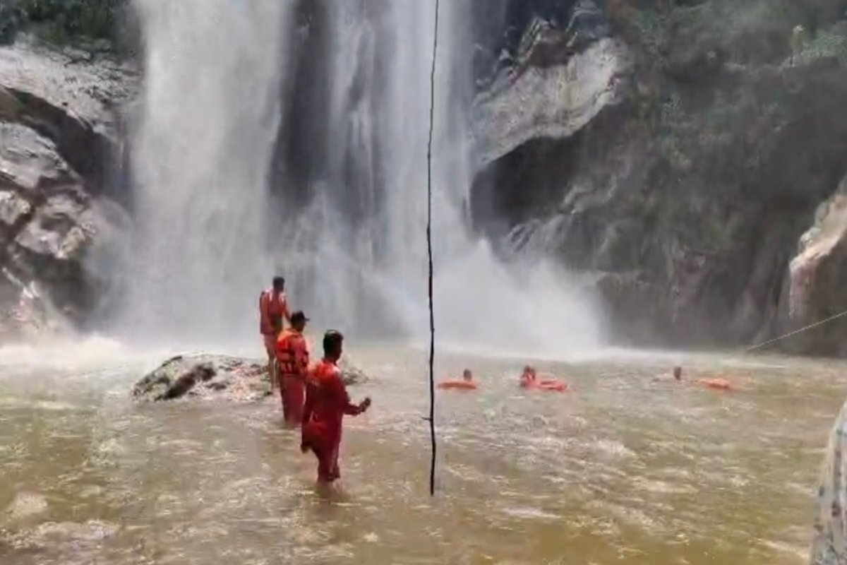 Koderma: Body of 14-year-old student who drowned in Vrindaha Waterfall not found even after 5 days.
