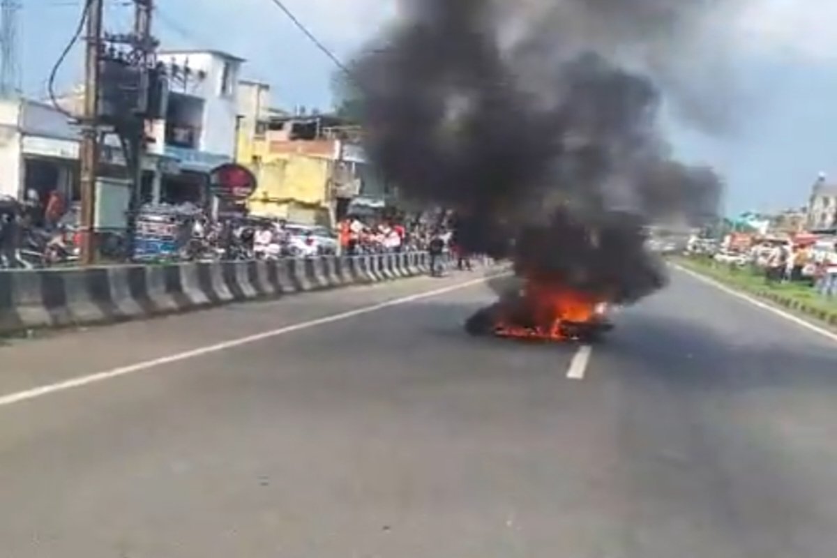Koderma: Uproar following a broad-daylight stabbing incident.