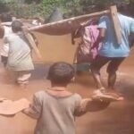 Chaibasa: Villagers carried a patient on a cot for 3 km.