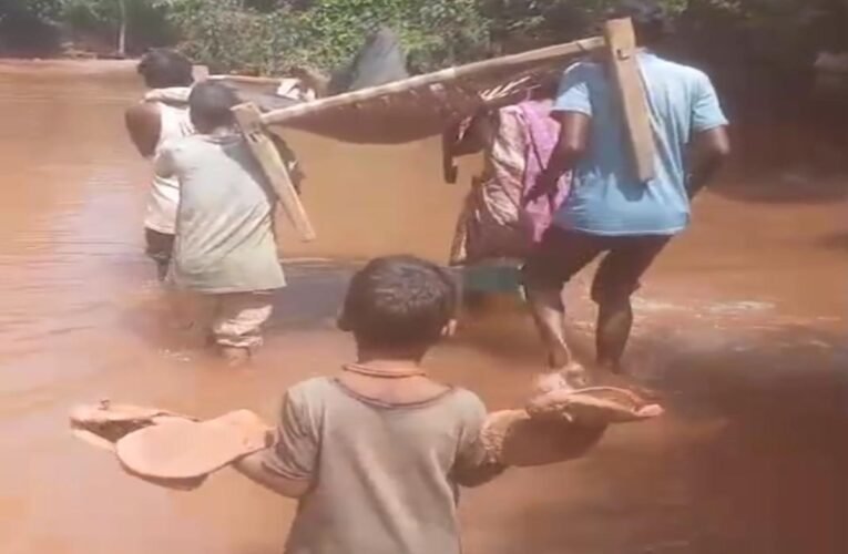 Chaibasa: Villagers carried a patient on a cot for 3 km.