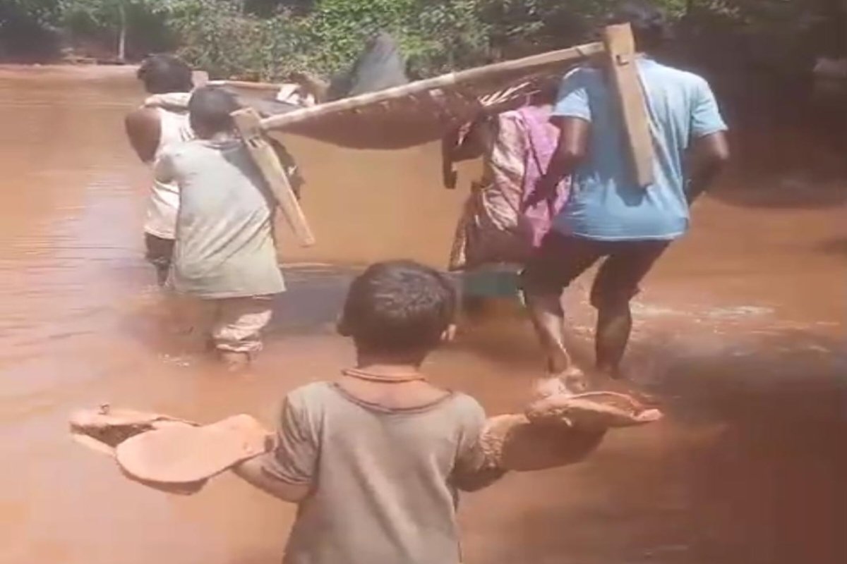 Chaibasa: Villagers carried a patient on a cot for 3 km.