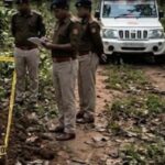 बोकारो : चार दिन से लापता महिला का शव जंगल में दफन मिला, आरोपी की निशानदेही पर पुलिस ने खोदकर निकाला Bokaro: Body of woman missing for four days found buried in the forest.