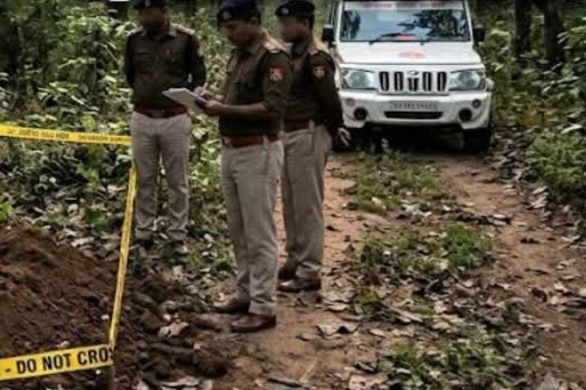 Bokaro: Body of woman missing for four days found buried in the forest.