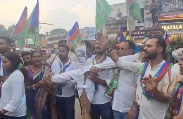 AJSU burns effigy of Jharkhand government in protest against lathi-charge on JPSC-CGL aspirants.