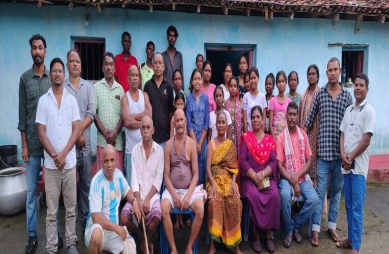 सरायकेला : ईसाई धर्म से मूल आदिवासी धर्म-संस्कृति में लौटे दो परिवार, पारंपरिक रीति-रिवाज से हुआ स्वागत