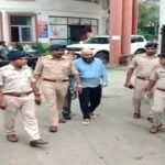 Dhanbad: Bunty Khan reached the court on foot under police escort.