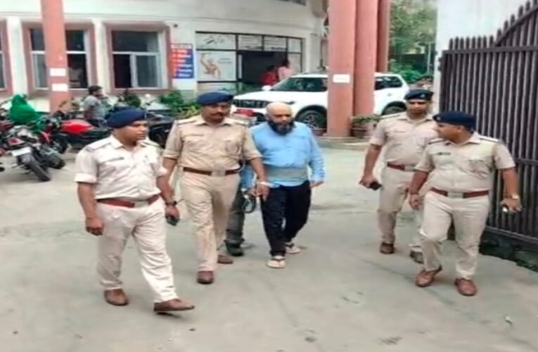 धनबाद : कभी नाम से मचता था खौफ, आज पुलिस घेरे में पैदल कोर्ट पहुंचा बंटी खान