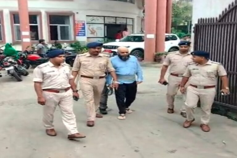 धनबाद : कभी नाम से मचता था खौफ, आज पुलिस घेरे में पैदल कोर्ट पहुंचा बंटी खान