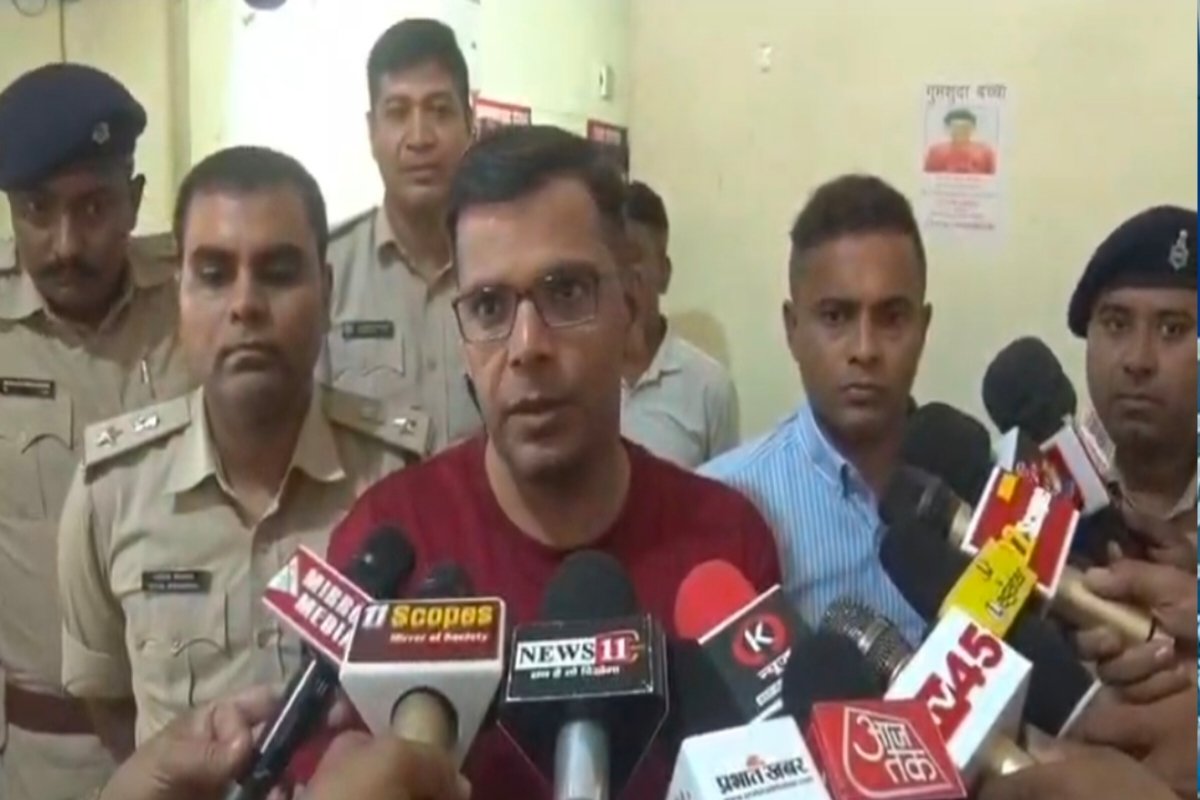 Dhanbad: Bunty Khan reached the court on foot under police escort.
