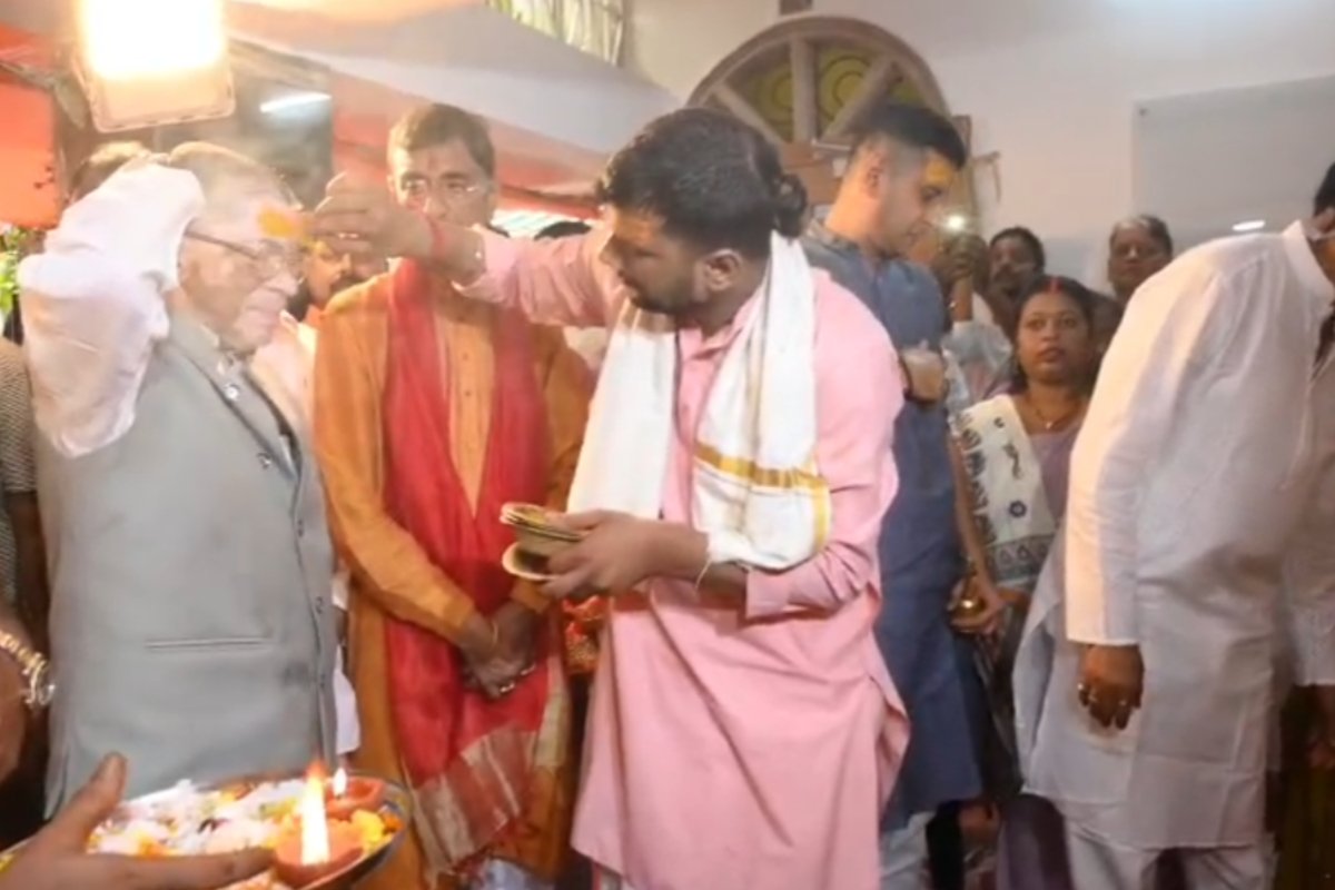 Governor Santosh Gangwar visited Sanjay Seth's residence during Ganesh Utsav and performed the Ganpati Aarti.