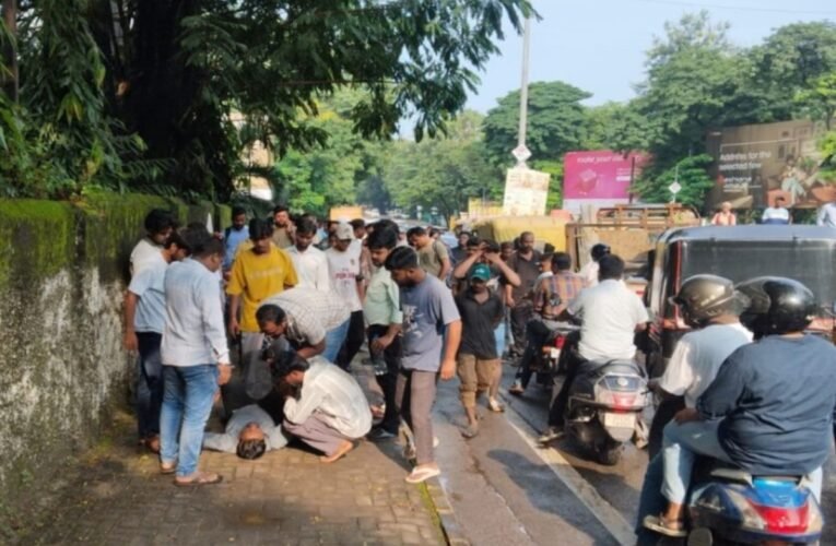 Jamshedpur: Altercation between auto-rickshaw drivers and a car occupant at Bagh-e-Jamshed roundabout.