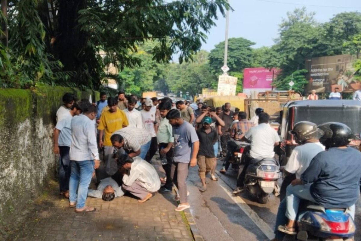 Jamshedpur: Altercation between auto-rickshaw drivers and a car occupant at Bagh-e-Jamshed roundabout.