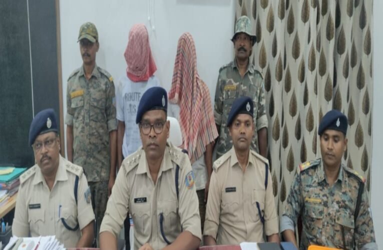 चाईबासा : बर्तन फेरी करने वालों के घर लूट और गोलीबारी का खुलासा, दो आरोपी गिरफ्तार; पिस्टल, कारतूस और खोखा बरामद