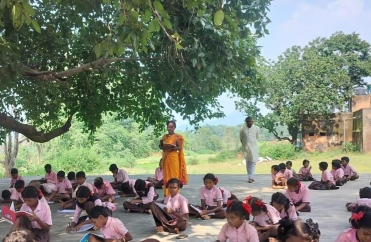 Students showcased their talent in various competitions on Hindi Diwas.